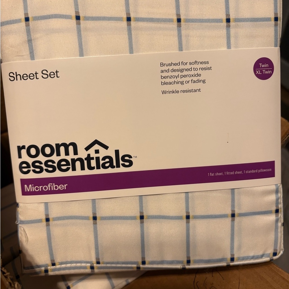Room Essentials Twin XL White and Blue Plaid Sheet Set